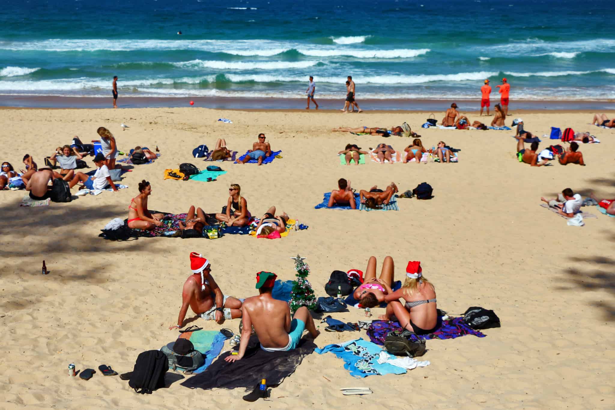 ビーチでクリスマスを過ごす人の画像