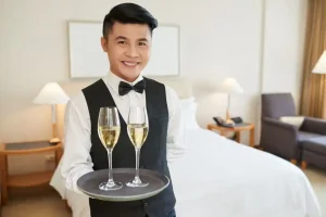 シャンパンを持つホテルで働く人のイメージ