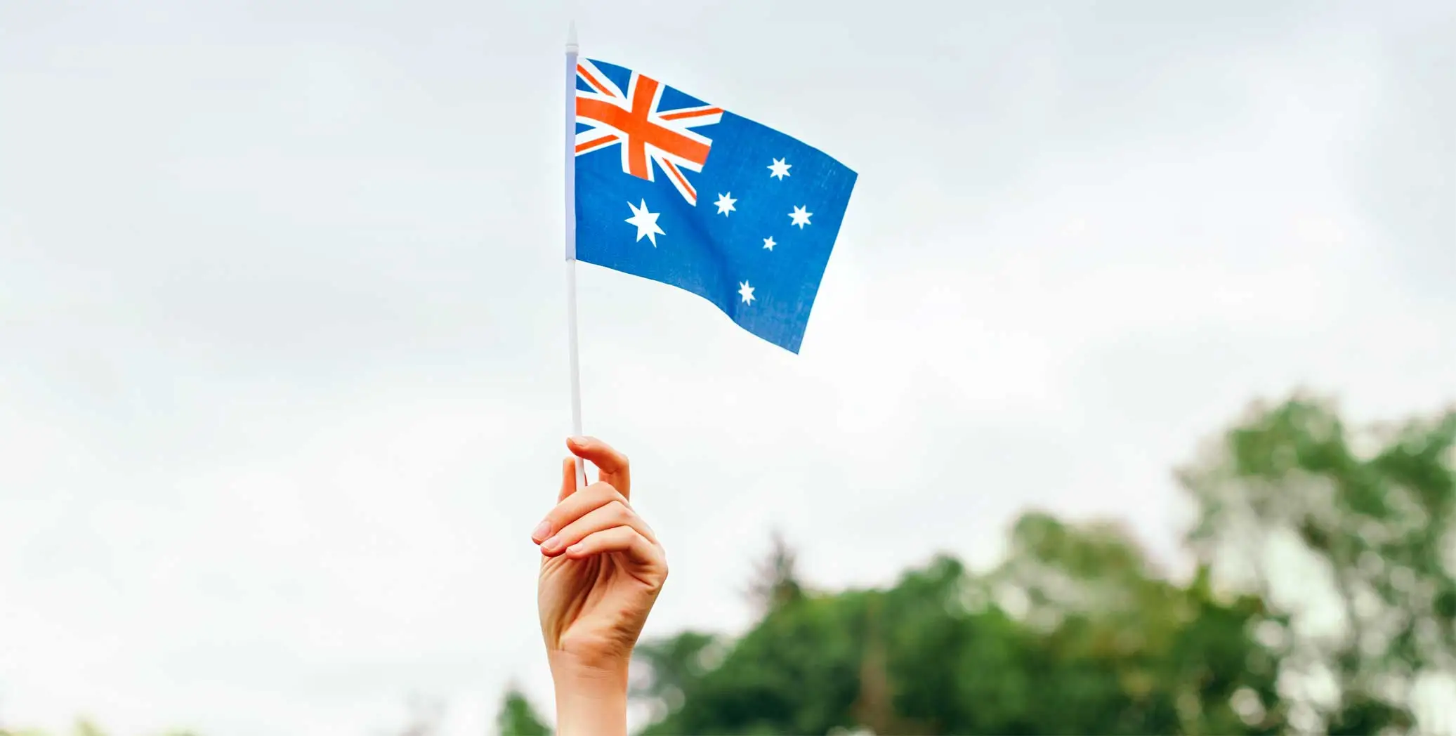 オーストラリアの国旗を持つ手の写真
