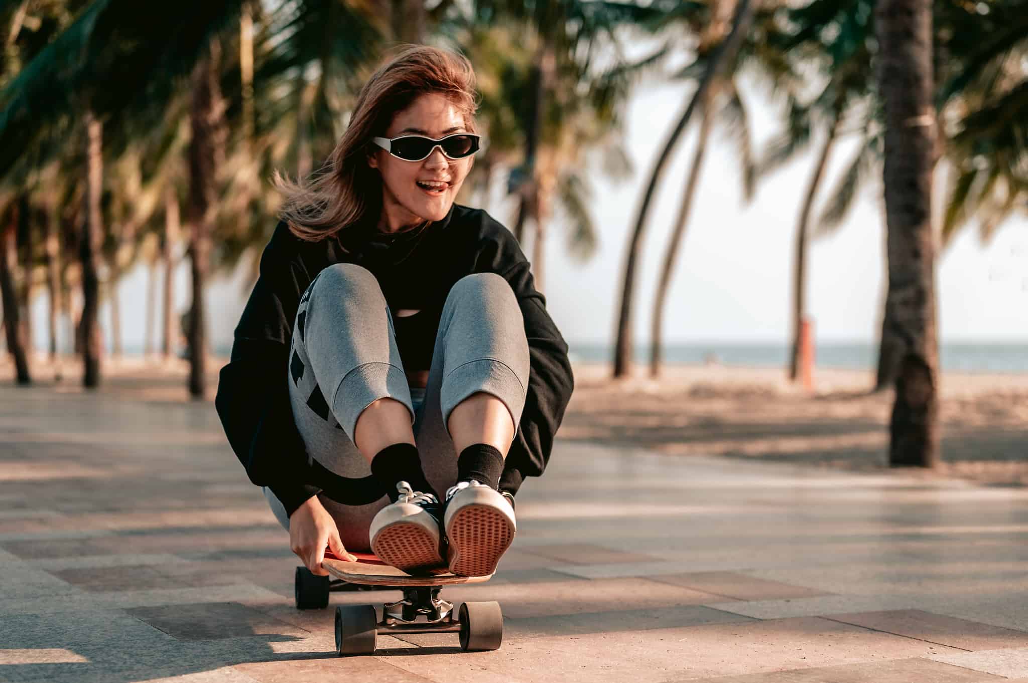 スケートボードにのる女性の写真