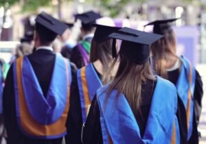 卒業帽を被って大学を卒業する学生の写真