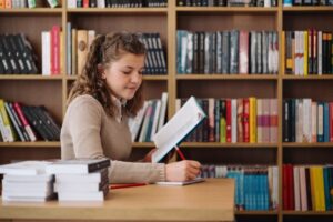 図書館で勉強する女子学生のイメージ