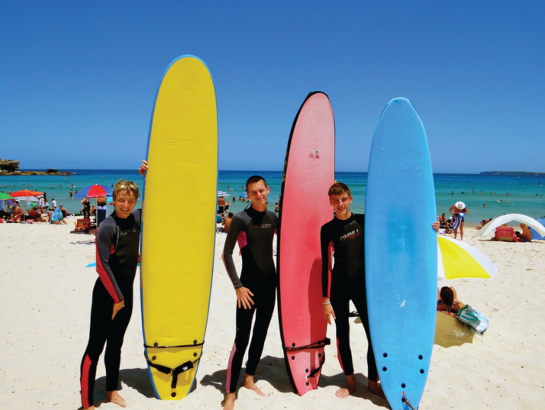 シドニーでサーフィンを楽しむILSCランゲージスクールの学生たち