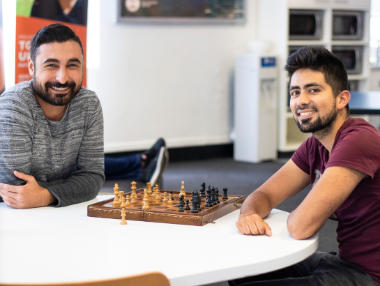 シドニーキャンパスでチェスを楽しむILSCランゲージスクールの学生たち