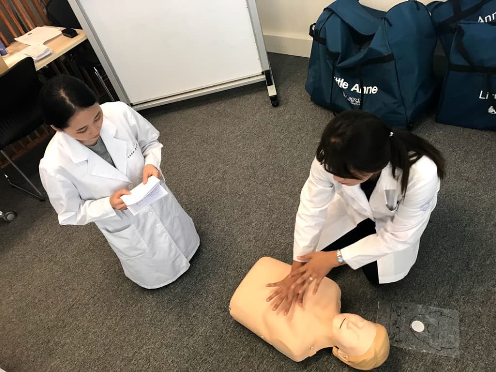 チャーターオーストラリアキャンパスで救急救命を学ぶ学生たち