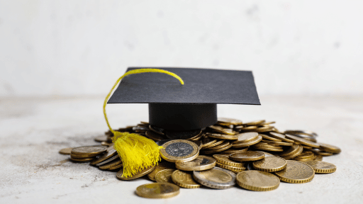 費用のイメージ（卒業帽とコイン）