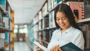 図書館で本を読む学生