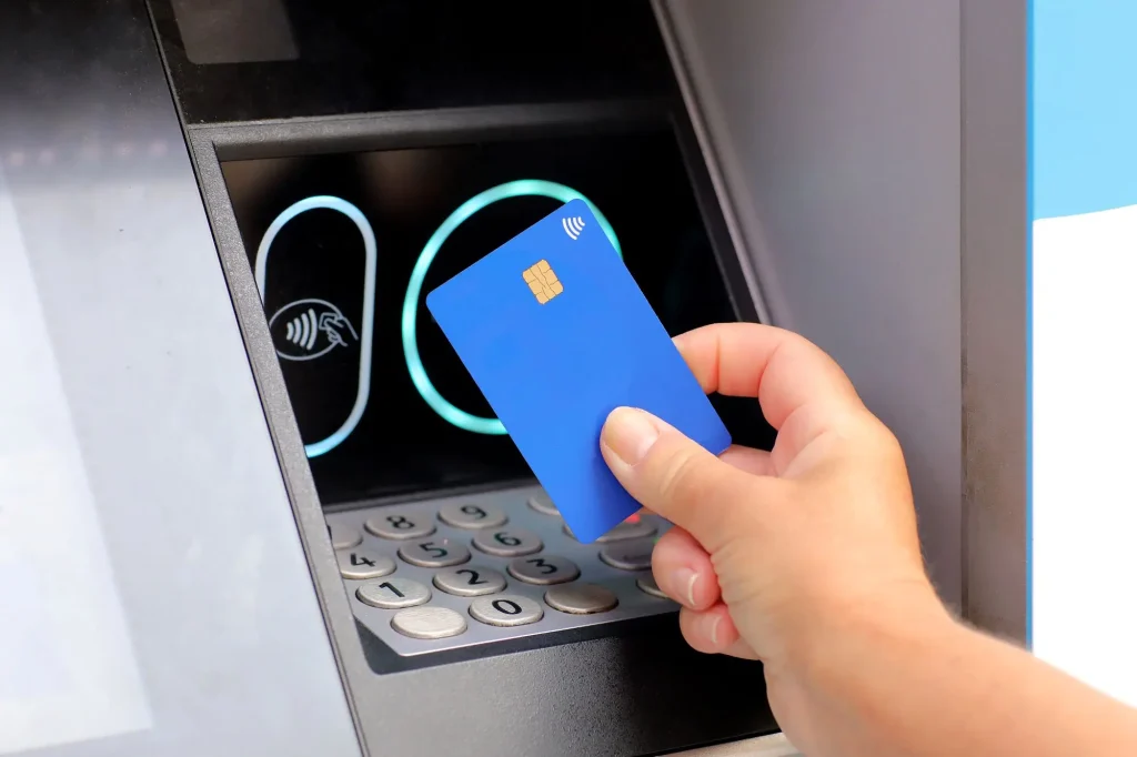 ATMとデビットカード